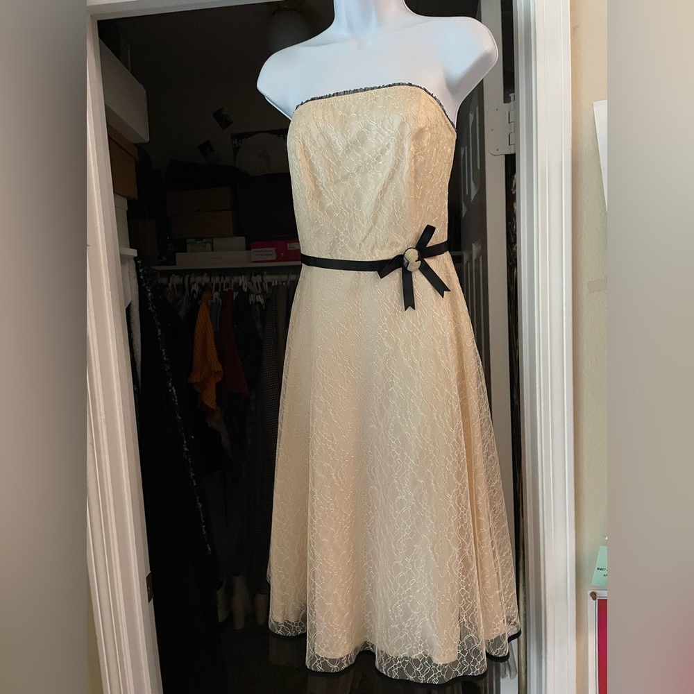 Elegant Cream Strapless Dress with Black Bow